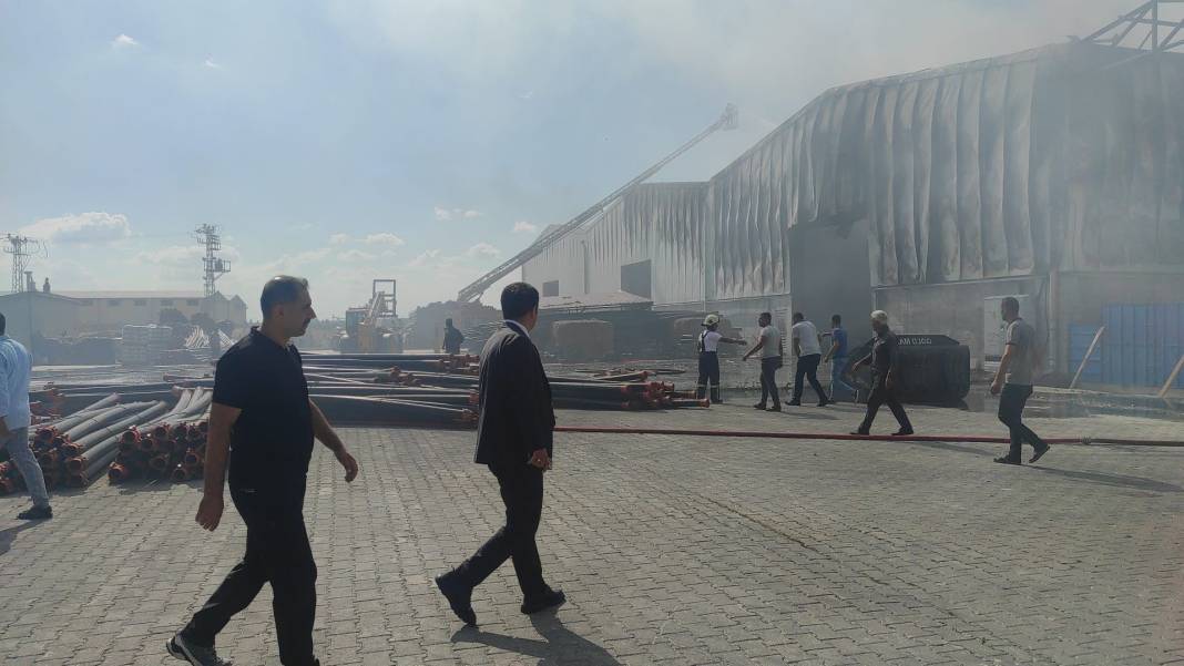 Konya’da tarım deposunda büyük yangın! Çevre ilçelerden de destek istendi 6